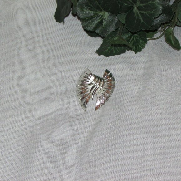 Vintage Brooch Silver Tone Bow Pin - Picture 2 of 6